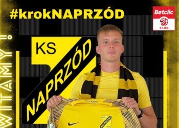 Młody stoper wzmacnia Naprzód