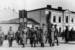 11.10.1940. Kielce. Plac Najświętszej Marii Panny. Gubernator Hans Frank w trakcie inspekcji w Kielcach / źródło: Narodowe Archiwum Cyfrowe