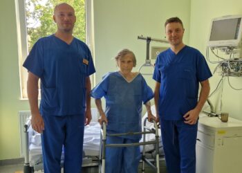 Dzięki kieleckim lekarzom seniorka znów stanęła na nogi. Pomogła skomplikowana operacja