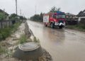 Alert przedłużony. Strażacy walczą o uratowanie przed wodą gospodarstw