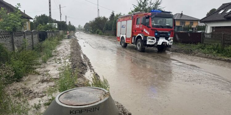 Alert przedłużony. Strażacy walczą o uratowanie przed wodą gospodarstw