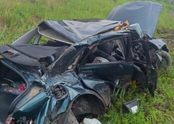 Zderzenie samochodu z pociągiem na przejeździe kolejowym