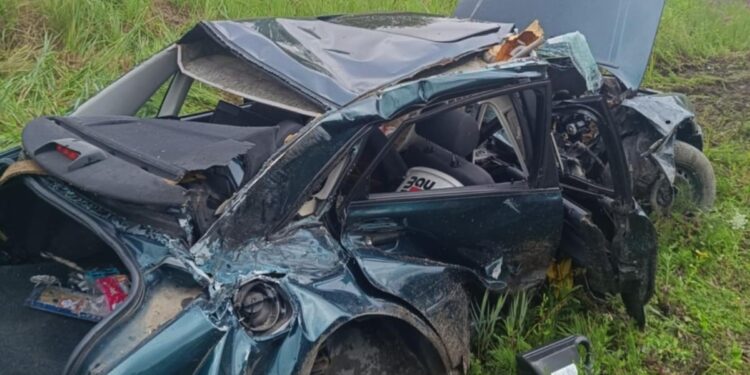 Zderzenie samochodu z pociągiem na przejeździe kolejowym