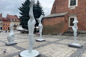 12.07.2025. Sandomierz. Rynek. Wystawa rzeźb Stanisława i Michała Wysockich / Fot. Grażyna Szlęzak – Radio Kielce