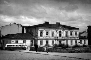 Lata 1952-1957. Kielce. Plac Najświętszej Marii Panny / źródło: Świętokrzyska Biblioteka Cyfrowa