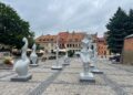 12.07.2025. Sandomierz. Rynek. Wystawa rzeźb Stanisława i Michała Wysockich / Fot. Grażyna Szlęzak – Radio Kielce