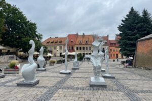 12.07.2025. Sandomierz. Rynek. Wystawa rzeźb Stanisława i Michała Wysockich / Fot. Grażyna Szlęzak – Radio Kielce