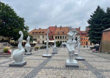 12.07.2025. Sandomierz. Rynek. Wystawa rzeźb Stanisława i Michała Wysockich / Fot. Grażyna Szlęzak – Radio Kielce