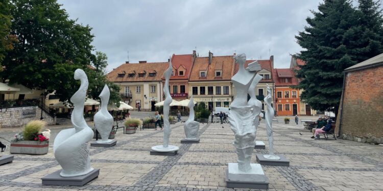 12.07.2025. Sandomierz. Rynek. Wystawa rzeźb Stanisława i Michała Wysockich / Fot. Grażyna Szlęzak – Radio Kielce