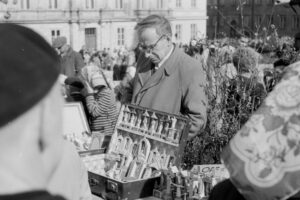 Lata 1960-1965. Kielce. Plac Najświętszej Marii Panny. Odpust / źródło: Cyfrowa Biblioteka Narodowa Polona