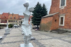 12.07.2025. Sandomierz. Rynek. Wystawa rzeźb Stanisława i Michała Wysockich / Fot. Grażyna Szlęzak – Radio Kielce