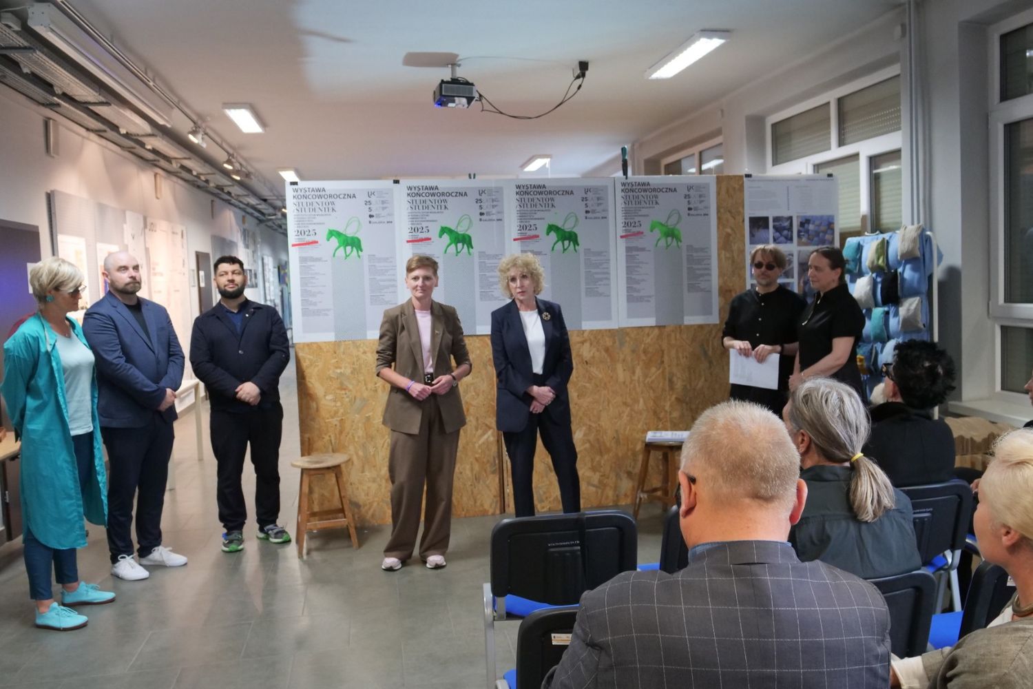 Studenci Instytutu Sztuk Wizualnych UJK z wyróżnieniami - Radio Kielce Kielce. Instytut Sztuk Wizualnych Uniwersytetu Jana Kochanowskiego w Kielcach. Wernisaż wystawy końcoworocznej studentek i studentów / Fot. Uniwersytet Jana Kochanowskiego w Kielcach