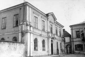 Kielce. Ulica Leśna. Lata 1933-1937. Siedziba Gimnazjum Żeńskiego im. bł. Kingi / zdjęcie z archiwum Wojewódzkiego Urzędu Ochrony Zabytków w Kielcach, źródło: fotopolska.eu