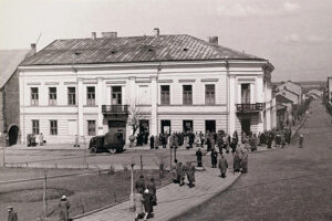 Kielce. 1958 rok. Kamienica Kosterskich przy placu Partyzantów (obecnie Rynek) / źródło: fotopolska.eu