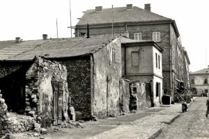Kielce. Ulica Leśna. Lata 1960-1965. Fragment zabudowy ulicy Leśnej od strony Sołtyków. Z lewej widoczny budynek należący do pierwszej kieleckiej elektrowni / źródło: fotopolska.eu