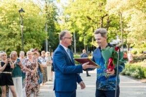 01.07.2025. Busko-Zdrój. XXXI Międzynarodowy Festiwal Muzyczny im. Krystyny Jamroz. Słoneczko w Alei Gwiazd odsłonił Jacek Rogala / Fot. BSCK - Facebook