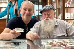 Ćmielów. Profesor Jerzy Bralczyk ojcem chrzestnym porcelanowej niekapki / Fot. Fabryka Porcelany AS Ćmielów
