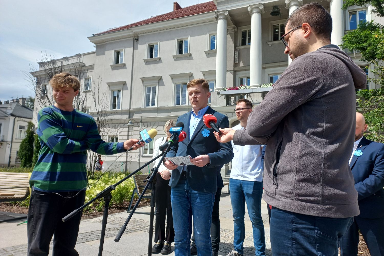 Kwiaty Wołynia na kieleckim rynku - Radio Kielce 11.07.2025. Kielce. Narodowy Dzień Pamięci o Polakach – Ofiarach Ludobójstwa dokonanego przez OUN i UPA na Kresach Wschodnich II RP. Akcja ,,Kwiaty Wołynia” / Fot. Piotr Sawa - Radio Kielce