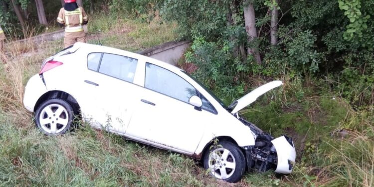 Osobowe auto dachowało w Sandomierzu