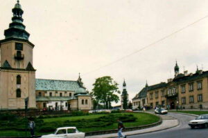 Lata 1990-1999. Kielce. Plac Najświętszej Marii Panny / źródło: facebook.com/KielceNaPrzestrzeniLat