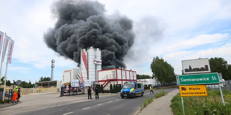 14.07.2025. Siemianowice Śląskie. Pożar hali magazynowej / Fot. PAP/Michał Meissner