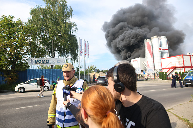 Pożar hali w Siemianowicach Śląskich. Strażacy apelują o zamknięcie okien - Radio Kielce 14.07.2025. Siemianowice Śląskie. Pożar hali magazynowej / Fot. PAP/Michał Meissner