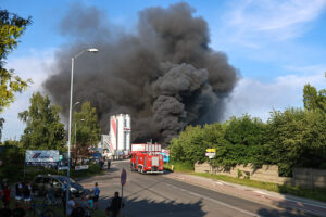 14.07.2025. Siemianowice Śląskie. Pożar hali magazynowej / Fot. PAP/Michał Meissner