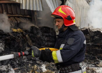 16.07.2025. Winnica, Ukraina. Służby podczas akcji po rosyjskim ataku rakietowym na fabrykę Grupy Barlinek w Winnicy. / Fot. PAP/DSNS Ukraina