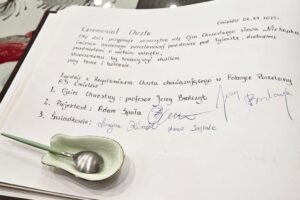 Ćmielów. Profesor Jerzy Bralczyk ojcem chrzestnym porcelanowej niekapki / Fot. Fabryka Porcelany AS Ćmielów