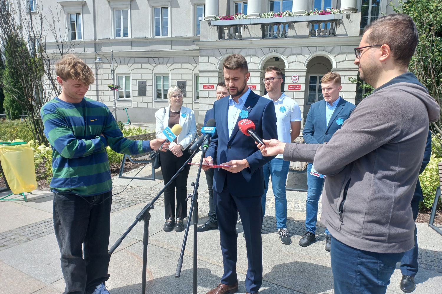 Kwiaty Wołynia na kieleckim rynku - Radio Kielce 11.07.2025. Kielce. Narodowy Dzień Pamięci o Polakach – Ofiarach Ludobójstwa dokonanego przez OUN i UPA na Kresach Wschodnich II RP. Akcja ,,Kwiaty Wołynia” / Fot. Piotr Sawa - Radio Kielce
