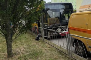 Miejski autobus uderzył w barierki