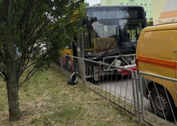 Miejski autobus uderzył w barierki