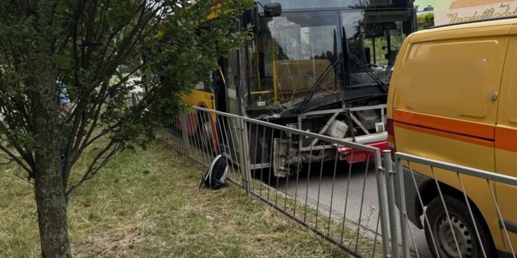 Miejski autobus uderzył w barierki
