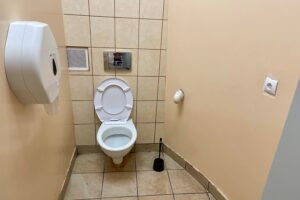 Coraz więcej przypadków dewastacji miejskich toalet