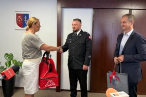 02.07.2025. Ostrowiec Świętokrzyski. Gratulacje dla strażaka Michała Kaczmarczyka. Na zdjęciu: Agnieszka Rogalińska - starosta, Michał Kaczmarczyk, Mariusz Pasternak - przewodniczący rady powiatu / Fot. Starostwo w Ostrowcu