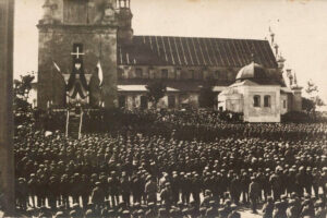 30.08.1914. Kielce. Plac Najświętszej Marii Panny. Msza polowa brygady Józefa Piłsudskiego / źródło: Cyfrowa Biblioteka Narodowa Polona