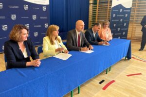 16.07.2025. Dwikozy. 12 gmin podpisało umowy na dofinansowanie wymiany przestarzałych źródeł energii cieplnej / Fot. Grażyna Szlęzak - Radio Kielce