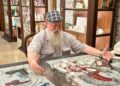 Ćmielów. Profesor Jerzy Bralczyk ojcem chrzestnym porcelanowej niekapki / Fot. Fabryka Porcelany AS Ćmielów