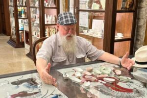 Ćmielów. Profesor Jerzy Bralczyk ojcem chrzestnym porcelanowej niekapki / Fot. Fabryka Porcelany AS Ćmielów