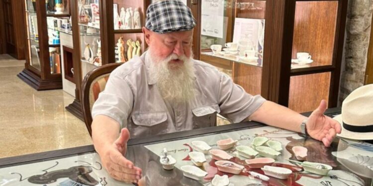 Ćmielów. Profesor Jerzy Bralczyk ojcem chrzestnym porcelanowej niekapki / Fot. Fabryka Porcelany AS Ćmielów