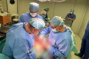 03.07.2025. Końskie. W Specjalistycznym Szpitalu im. Świętego Łukasza przeprowadzono po raz pierwszy w regionie operację z wykorzystaniem personalizowanej endoprotezy drukowanej na drukarce 3D / Fot. Andrzej Trofimiuk