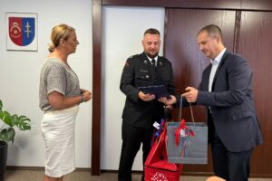 02.07.2025. Ostrowiec Świętokrzyski. Gratulacje dla strażaka Michała Kaczmarczyka. Na zdjęciu: Agnieszka Rogalińska - starosta, Michał Kaczmarczyk, Mariusz Pasternak - przewodniczący rady powiatu / Fot. Starostwo w Ostrowcu