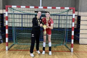 Na zdjęciu (od lewej): Nina Smelcerz i Julia Grzesista / Fot. Suzuki Korona Handball Kielce - Facebook