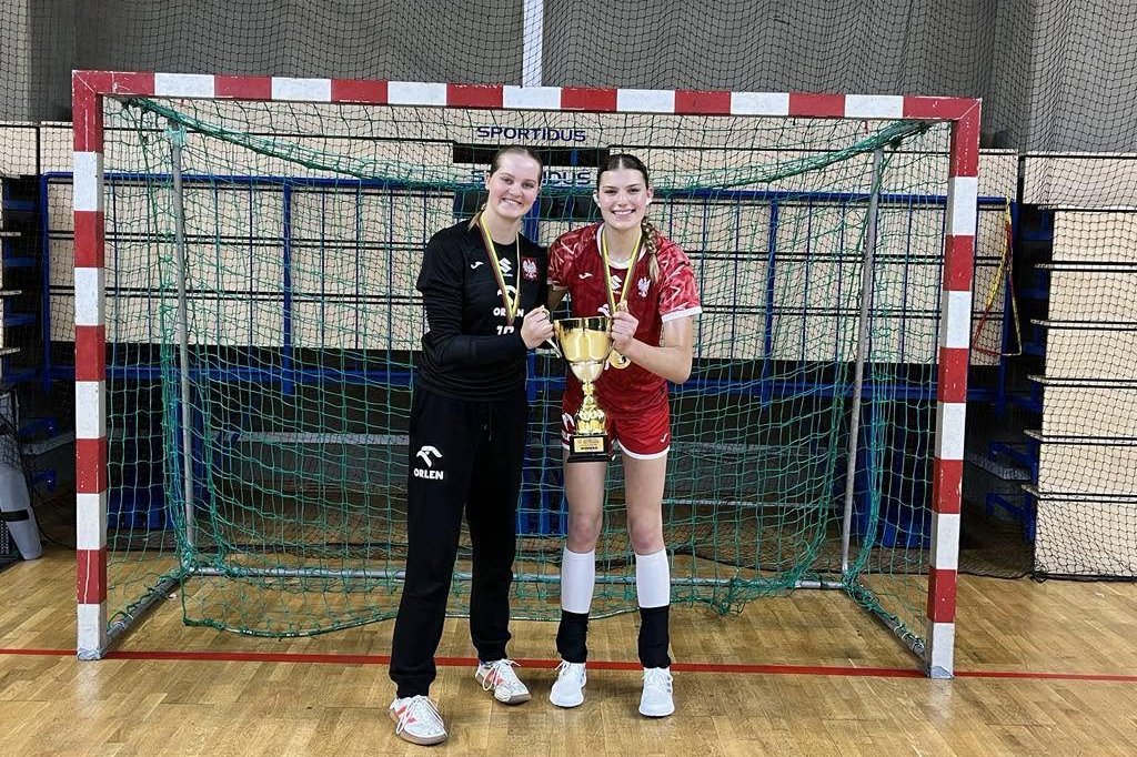 Nina Smelcerz i Julia Grzesista jadą na mistrzostwa Europy - Radio Kielce Na zdjęciu (od lewej): Nina Smelcerz i Julia Grzesista / Fot. Suzuki Korona Handball Kielce - Facebook