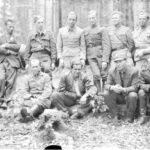 Oficerowie Zgrupowań Partyzanckich Jana Piwnika "Ponurego". Pomiędzy nimi niemiecki agent. / Fot. ppor. cz. w. Feliks Konderko „Jerzy”, ze zbiorów Mariusza Baran-Barańskiego