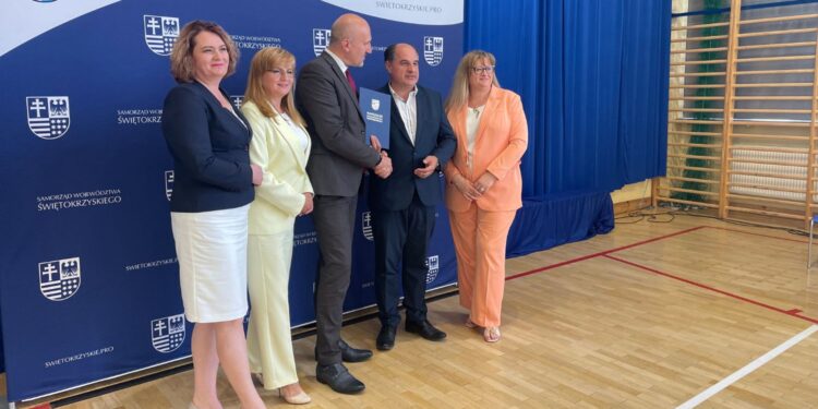 16.07.2025. Dwikozy. 12 gmin podpisało umowy na dofinansowanie wymiany przestarzałych źródeł energii cieplnej / Fot. Grażyna Szlęzak - Radio Kielce