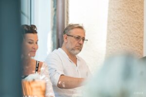 04.07.2025. Busko-Zdrój. XXXI Międzynarodowy Festiwal Muzyczny im. Krystyny Jamroz w Busku-Zdroju. Kawiarenka festiwalowa z udziałem Joanny Woś i Grzegorza Szostaka. Prowadzenie Adam Czopek / Fot. BSCK