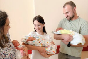 Trojaczki: Maria, Antonina i Helena opuściły szpital - Radio Kielce