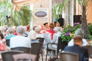 04.07.2025. Busko-Zdrój. XXXI Międzynarodowy Festiwal Muzyczny im. Krystyny Jamroz w Busku-Zdroju. Kawiarenka festiwalowa z udziałem Joanny Woś i Grzegorza Szostaka. Prowadzenie Adam Czopek / Fot. BSCK