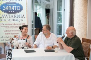 04.07.2025. Busko-Zdrój. XXXI Międzynarodowy Festiwal Muzyczny im. Krystyny Jamroz w Busku-Zdroju. Kawiarenka festiwalowa z udziałem Joanny Woś i Grzegorza Szostaka. Prowadzenie Adam Czopek / Fot. BSCK